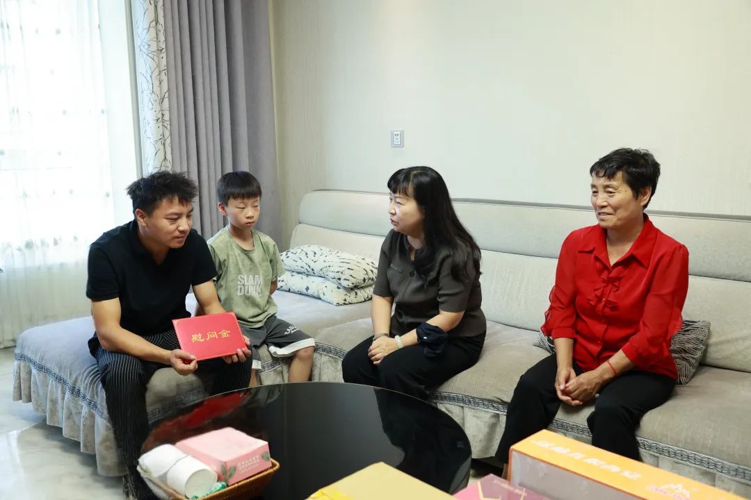 省機冶建工會主席劉小萍到陜鋼集團漢鋼公司“送清涼”慰問 省機冶建工會主席劉小萍到陜鋼集團漢鋼公司“送清涼”慰問