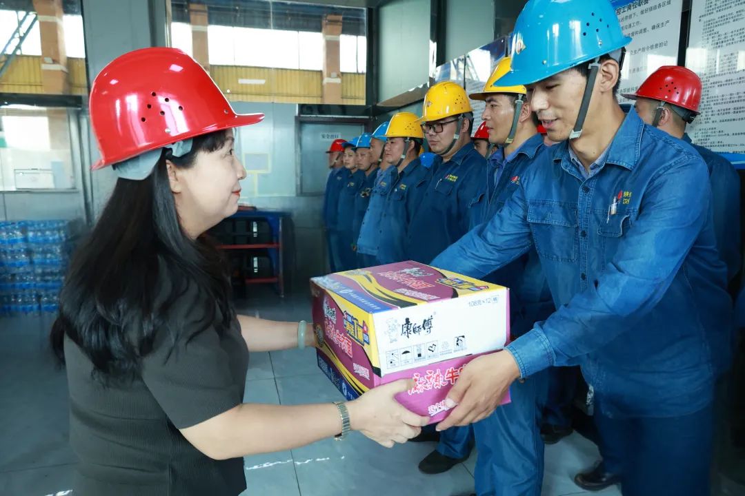 省機冶建工會主席劉小萍到陜鋼集團漢鋼公司“送清涼”慰問 省機冶建工會主席劉小萍到陜鋼集團漢鋼公司“送清涼”慰問