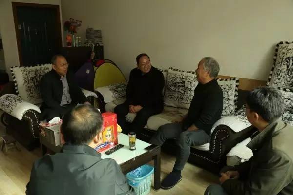 龍鋼集團黨政領導深入西鋼公司看望慰問老黨員 龍鋼集團黨政領導深入西鋼公司看望慰問老黨員