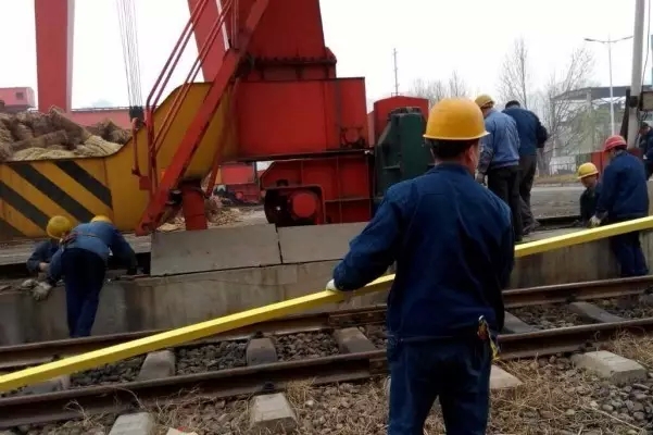 敬業(yè),在這一刻體現(xiàn)——記西鋼動力分廠修復(fù)5#龍門吊側(cè)記 敬業(yè),在這一刻體現(xiàn)——記西鋼動力分廠修復(fù)5#龍門吊側(cè)記