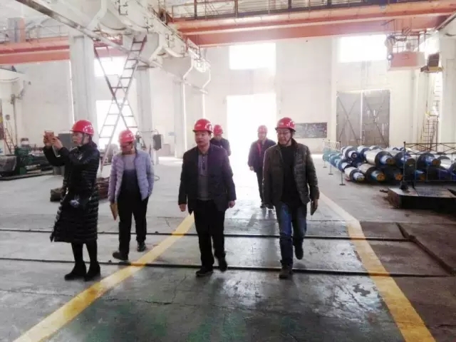 華陰市經(jīng)貿(mào)局副局長(zhǎng)董鵬到華冶公司檢查指導(dǎo)安全工作 華陰市經(jīng)貿(mào)局副局長(zhǎng)董鵬到華冶公司檢查指導(dǎo)安全工作