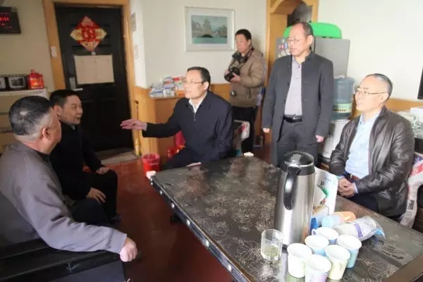 陜煤化集團王海帆書記到龍鋼集團禹華園小區送溫暖 陜煤化集團王海帆書記到龍鋼集團禹華園小區送溫暖