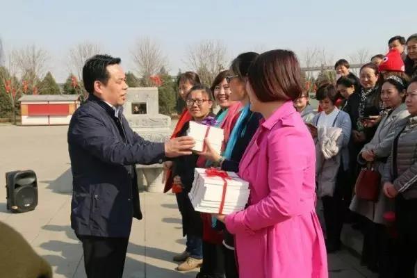 龍鋼集團(tuán)各基層女工委開展系列活動慶祝三八婦女節(jié) 龍鋼集團(tuán)各基層女工委開展系列活動慶祝三八婦女節(jié)