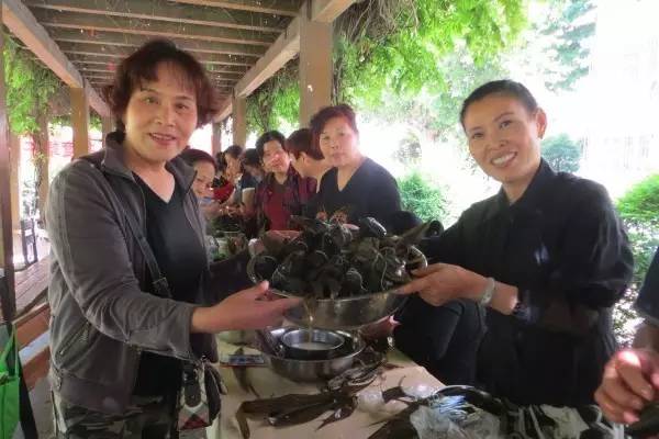 西鋼物業(yè)公司舉辦第一屆業(yè)主包粽子大賽 西鋼物業(yè)公司舉辦第一屆業(yè)主包粽子大賽