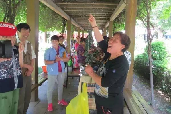 西鋼物業(yè)公司舉辦第一屆業(yè)主包粽子大賽 西鋼物業(yè)公司舉辦第一屆業(yè)主包粽子大賽