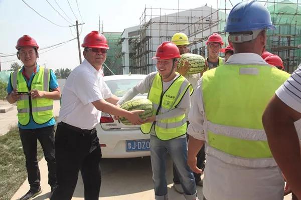 加強(qiáng)戰(zhàn)略合作 提升品牌聲譽(yù)——龍鋼集團(tuán)深入西安市政道橋公司項(xiàng)目工地送清涼 加強(qiáng)戰(zhàn)略合作 提升品牌聲譽(yù)——龍鋼集團(tuán)深入西安市政道橋公司項(xiàng)目工地送清涼