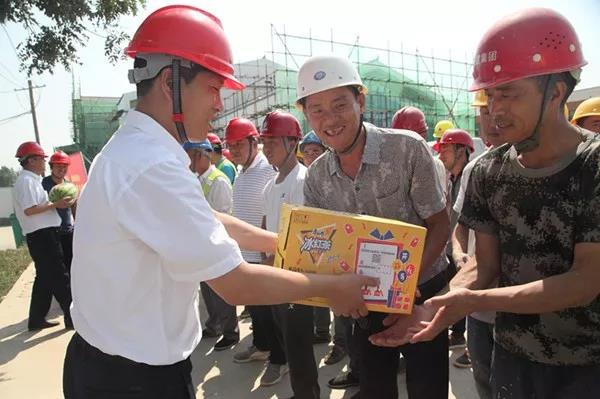 加強(qiáng)戰(zhàn)略合作 提升品牌聲譽(yù)——龍鋼集團(tuán)深入西安市政道橋公司項(xiàng)目工地送清涼 加強(qiáng)戰(zhàn)略合作 提升品牌聲譽(yù)——龍鋼集團(tuán)深入西安市政道橋公司項(xiàng)目工地送清涼