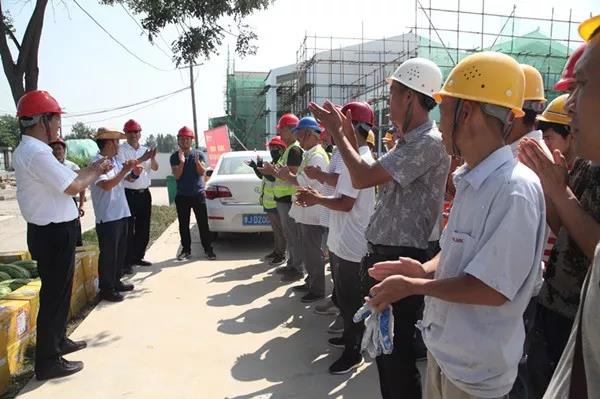 加強(qiáng)戰(zhàn)略合作 提升品牌聲譽(yù)——龍鋼集團(tuán)深入西安市政道橋公司項(xiàng)目工地送清涼 加強(qiáng)戰(zhàn)略合作 提升品牌聲譽(yù)——龍鋼集團(tuán)深入西安市政道橋公司項(xiàng)目工地送清涼