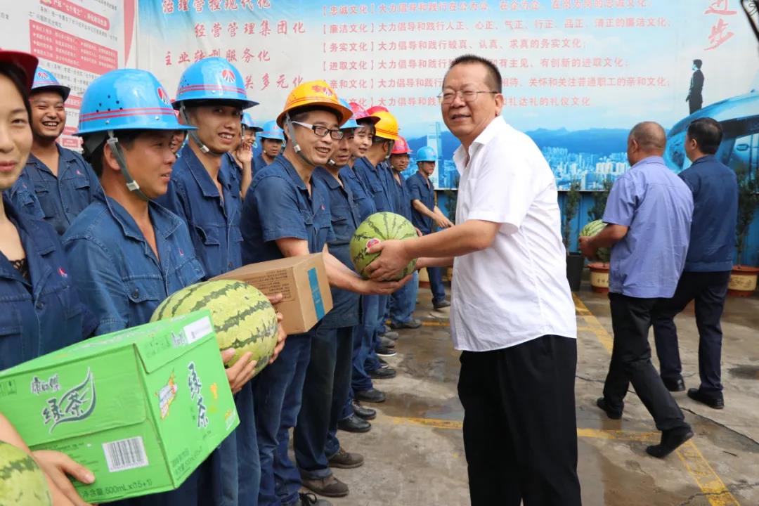 炎炎夏日送清涼 情系一線沁人心 ——唐鑫到大西溝礦業公司慰問“送清涼” 炎炎夏日送清涼 情系一線沁人心 ——唐鑫到大西溝礦業公司慰問“送清涼”