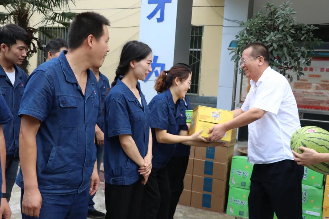 炎炎夏日送清涼 情系一線沁人心 ——唐鑫到大西溝礦業公司慰問“送清涼” 炎炎夏日送清涼 情系一線沁人心 ——唐鑫到大西溝礦業公司慰問“送清涼”