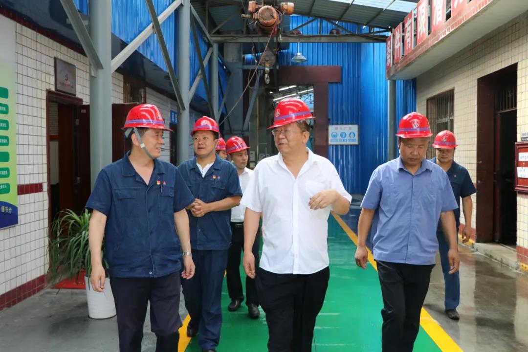 炎炎夏日送清涼 情系一線沁人心 ——唐鑫到大西溝礦業公司慰問“送清涼” 炎炎夏日送清涼 情系一線沁人心 ——唐鑫到大西溝礦業公司慰問“送清涼”