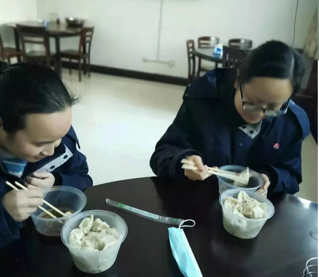 大西溝礦業(yè)公司:暖心節(jié)日餐,滿滿冬日情 大西溝礦業(yè)公司:暖心節(jié)日餐,滿滿冬日情